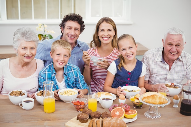 Familia multigeneración desayunando en casa