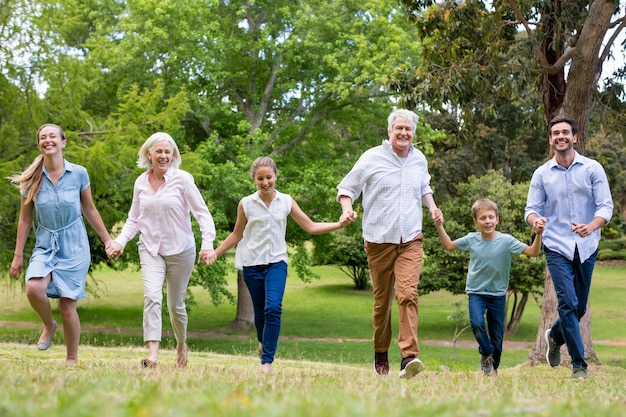 Familia multigeneración disfrutando juntos en el parque