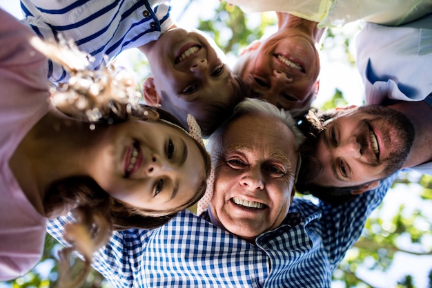 Familia multigeneración formando un grupo en el parque