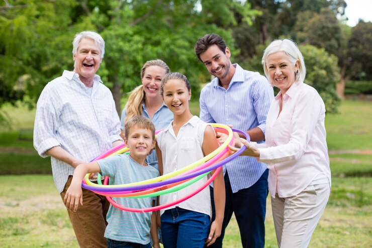Familia multigeneración jugando con hula-hoop