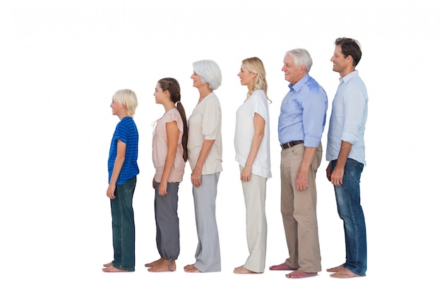 Familia multigeneración posando juntos