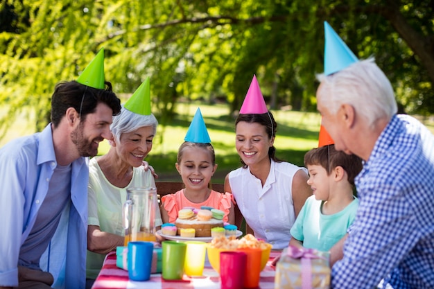 Familia multigeneracional feliz celebrando la fiesta de cumpleaños