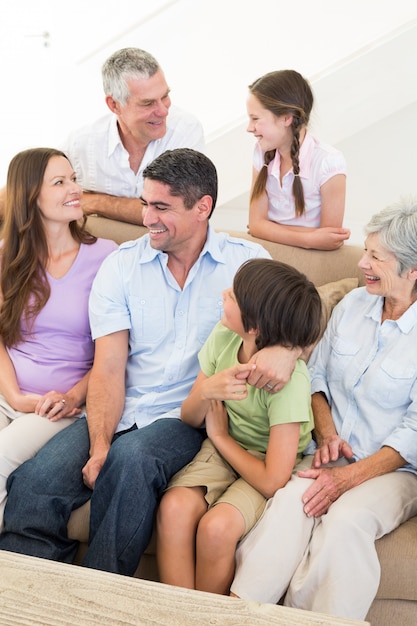 Familia multigeneracional sonriente