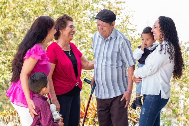 Família multigeracional desfrutando de um alegre momento de riso Envelhecimento ativo e unidade familiar