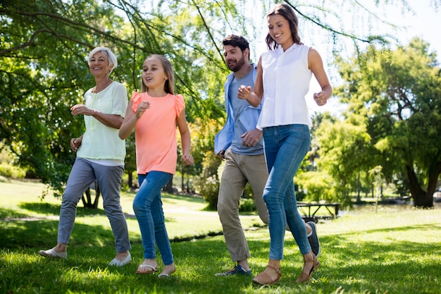 Familia de múltiples generaciones corriendo en el parque