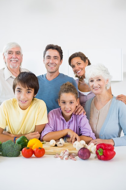 Familia de múltiples generaciones sonriendo en la cocina