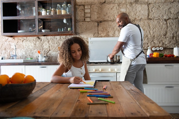 Familia multirracial compartiendo su tiempo en la cocina del hogar