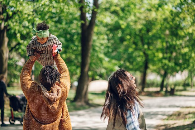 Familia multirracial divirtiéndose en el parque