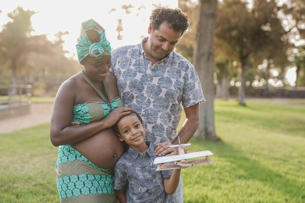 Família multirracial feliz aproveita o dia no parque da cidade