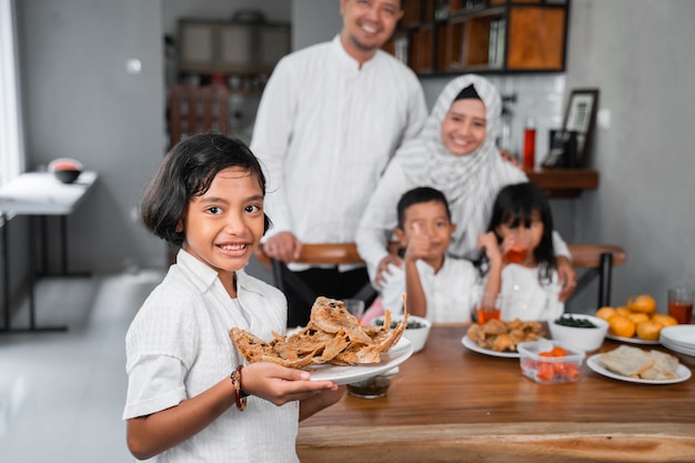 Familia musulmana cenando iftar