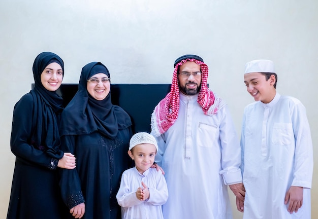 Familia musulmana feliz de pie juntos