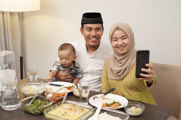 Familia musulmana hace videollamada mientras cena