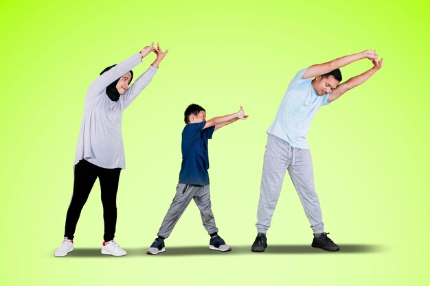 Familia musulmana haciendo estiramientos en estudio