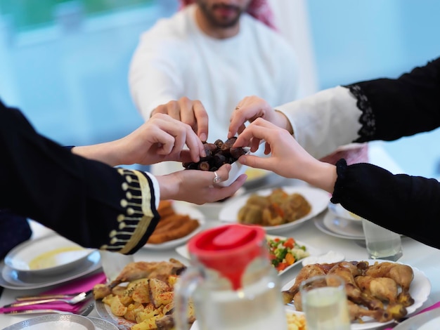 Familia musulmana con iftar juntos durante el Ramadán. Gente árabe reunida para una cena tradicional durante el mes de ayuno.