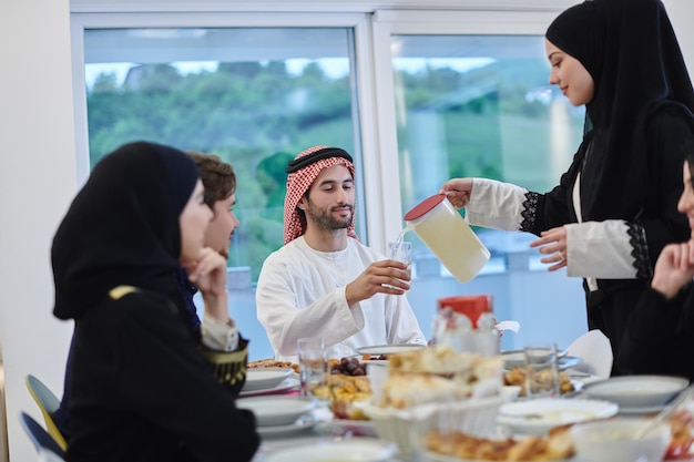 Familia musulmana con iftar juntos durante el Ramadán. Gente árabe reunida para una cena tradicional durante el mes de ayuno.
