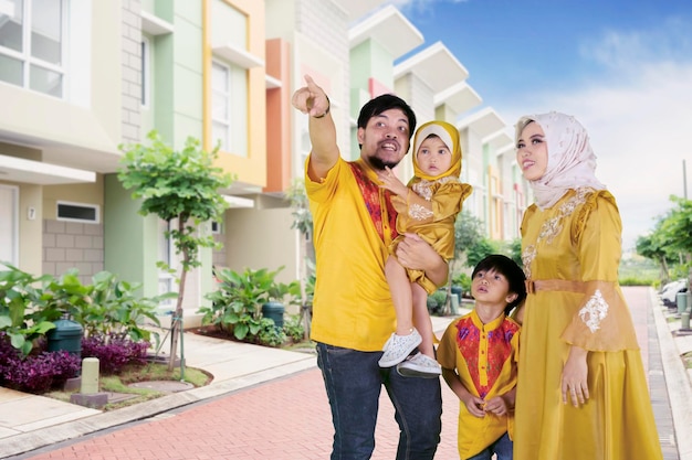 Familia musulmana mostrando su nueva casa