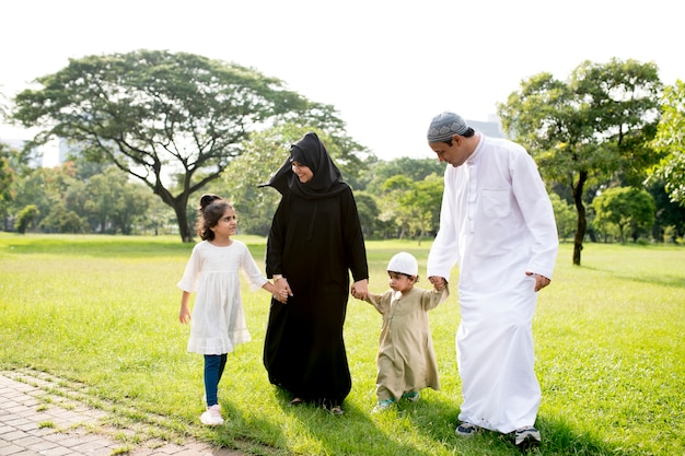 Familia musulmana pasando un buen rato al aire libre