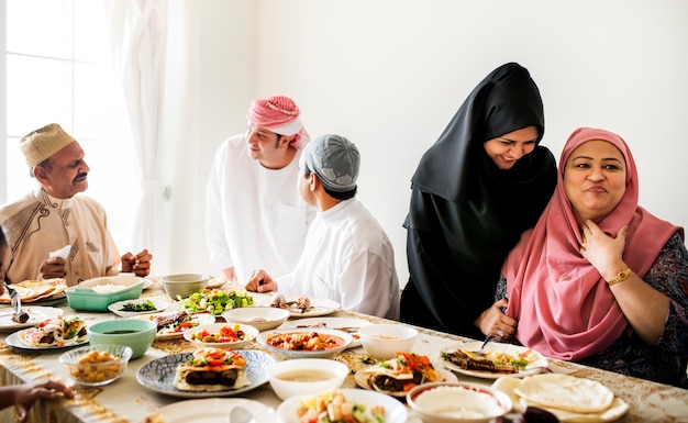 Familia musulmana teniendo una fiesta de Ramadán