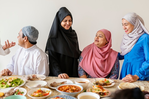 Familia musulmana teniendo una fiesta de ramadan