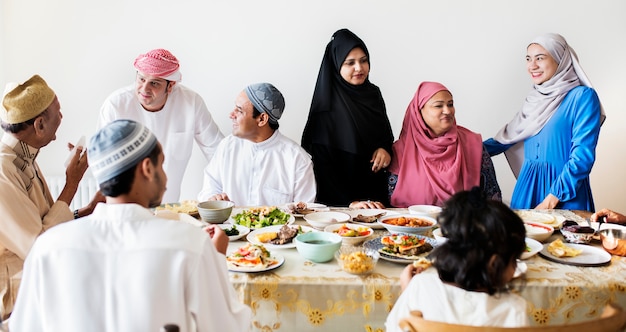 Familia musulmana teniendo una fiesta de Ramadán