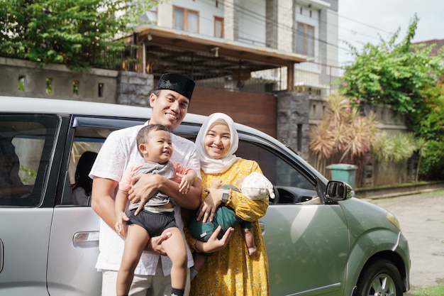 Familia musulmana viaja en coche durante la celebración de eid mubarak