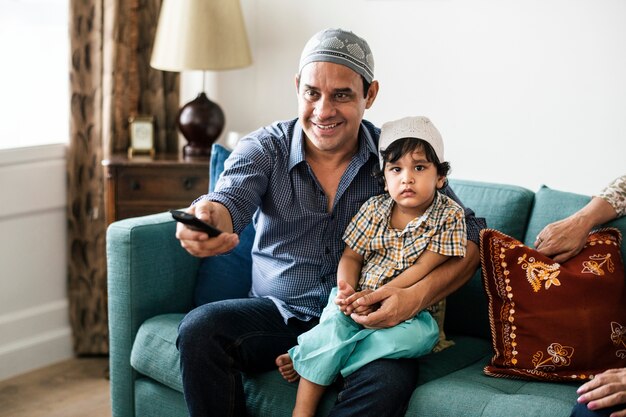 Familia musulmana viendo tv en casa