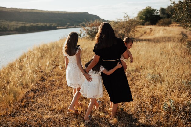 Foto família na costa do rio