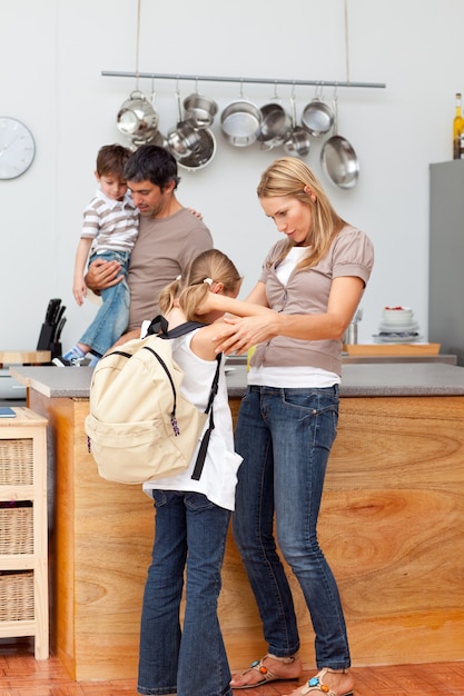 Família na cozinha antes de ir à escola