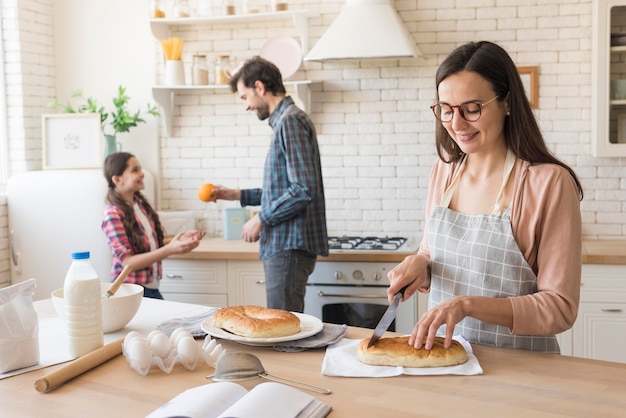 Família na cozinha junto