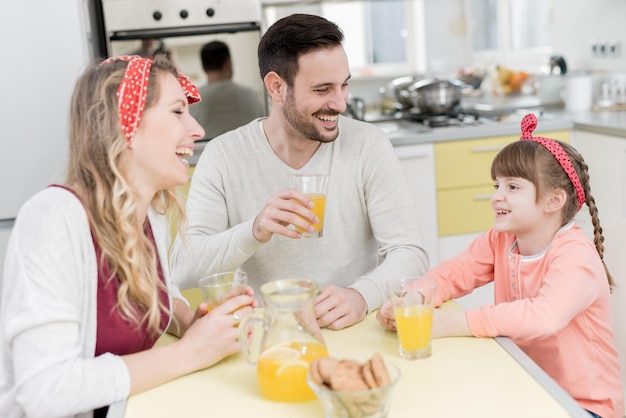 Foto família na cozinha