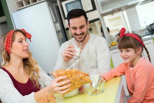 Foto família na cozinha