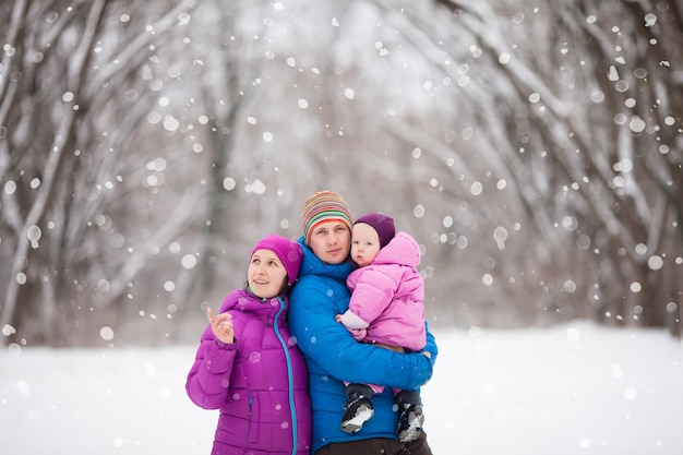 Família na floresta de inverno
