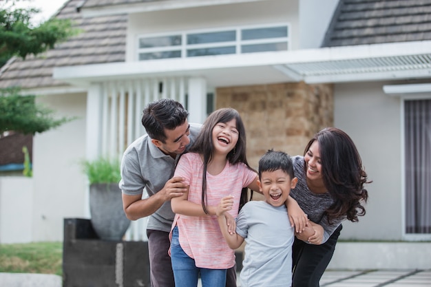 Família na frente de sua nova casa