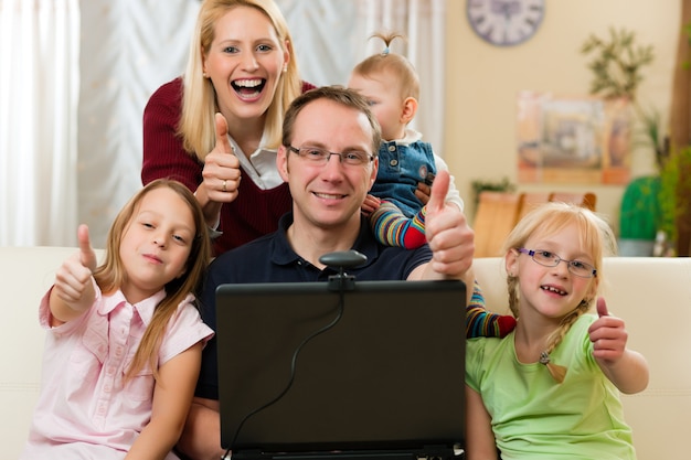 Família na frente do computador com videoconferência