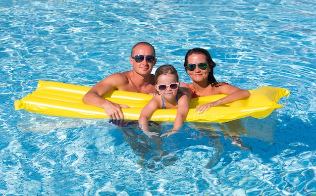 Família na piscina