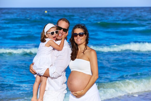 Família na praia mãe grávida