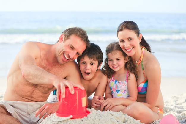 Família na praia