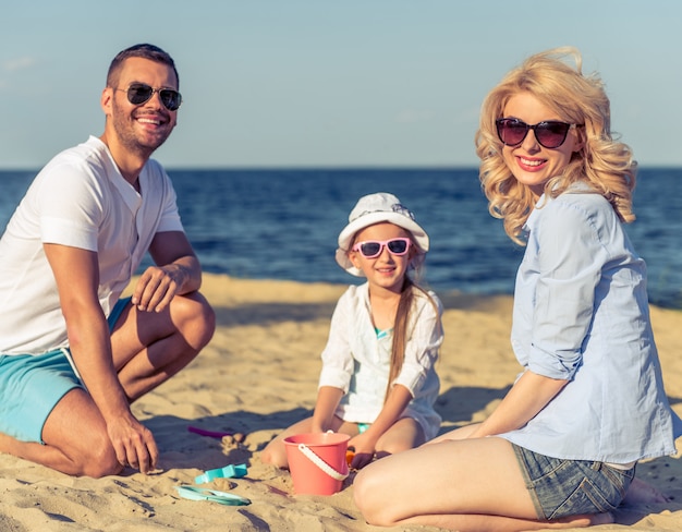 Família na praia