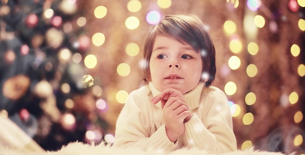 Família na véspera de Natal na lareira Crianças abrindo presentes de Natal Crianças debaixo da árvore de Natal com caixas de presente Sala de estar decorada com lareira tradicional Noite de inverno quente e aconchegante em casa