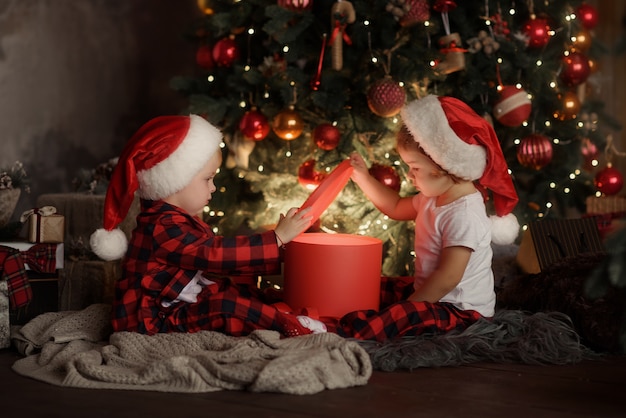 Família na véspera de Natal na lareira.