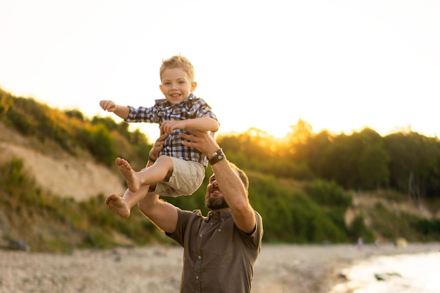 Família nas férias de verão pai e filho a divertir-se à beira-mar