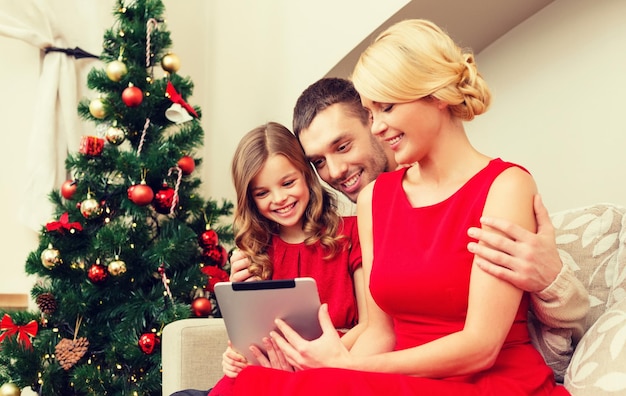 família, natal, natal, tecnologia e conceito de pessoas - família sorridente com tablet pc