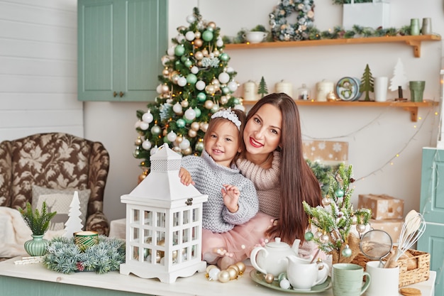 Familia en Navidad en la cocina.