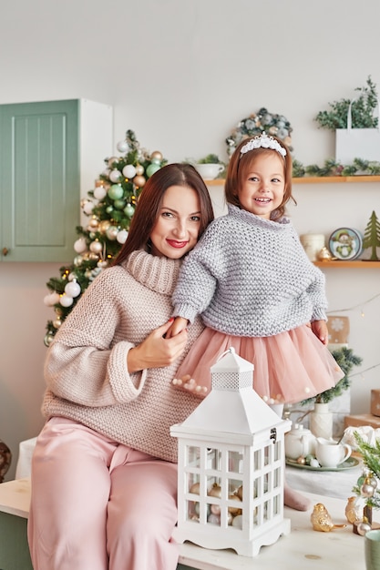 Familia en Navidad en la cocina.