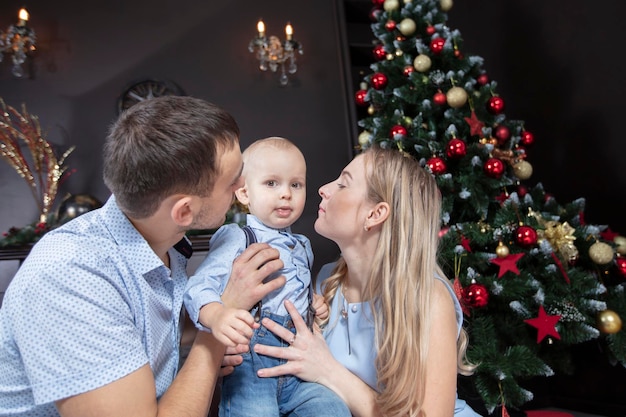 familia, en, navidad, madre, padre, y, niño, juego, contra, el, plano de fondo