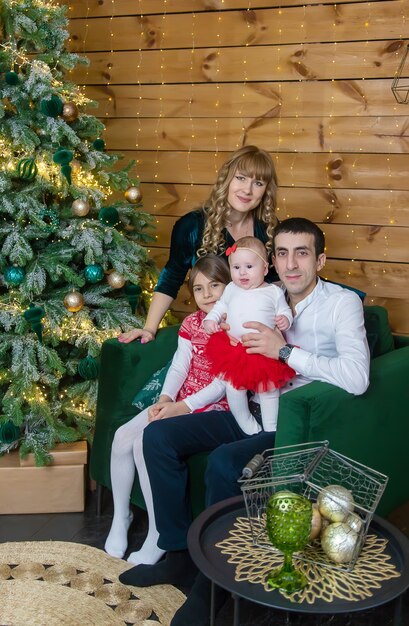 Familia de Navidad sobre un fondo hermoso. Enfoque selectivo. fiesta.