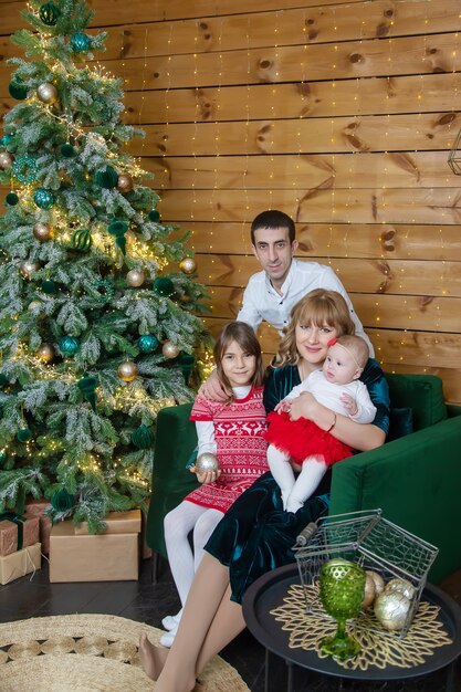 Familia de Navidad sobre un fondo hermoso. Enfoque selectivo. fiesta.