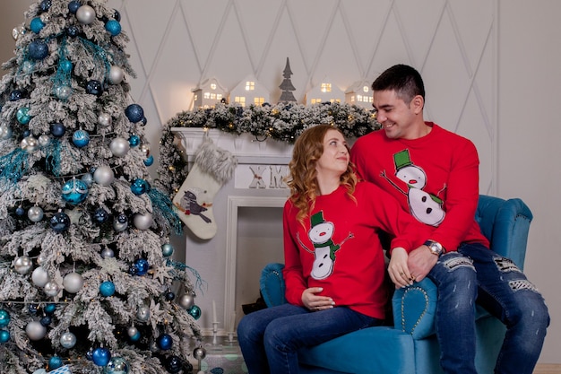 Familia de Navidad sonriendo cerca del árbol de Navidad Concepto de año nuevo