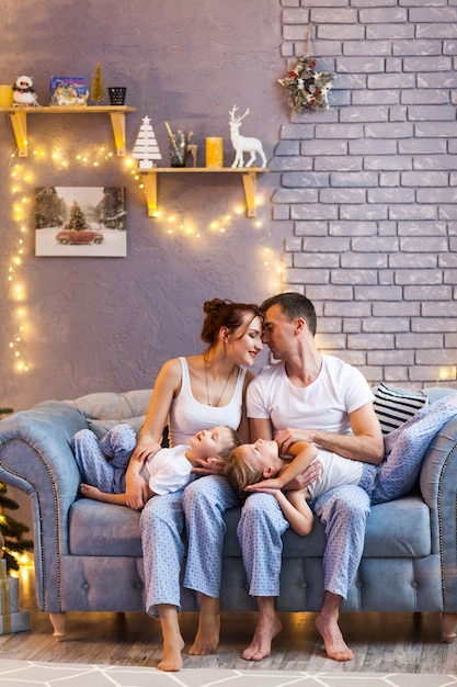 Familia navideña con dos niños en la hermosa sala de estar