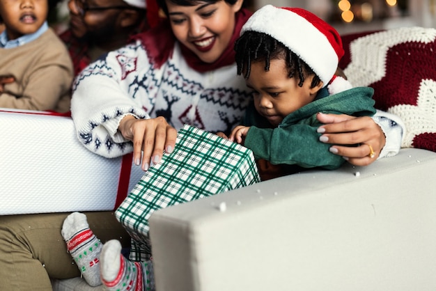 Familia negra disfrutando de la navidad.